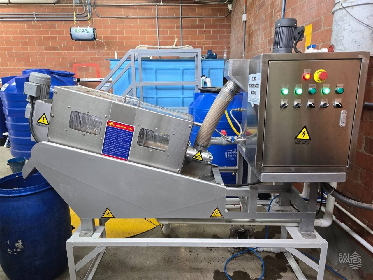 Filtro deshidratador de lodos de tornillo instalado por SAI WATER en una empresa de alimentos