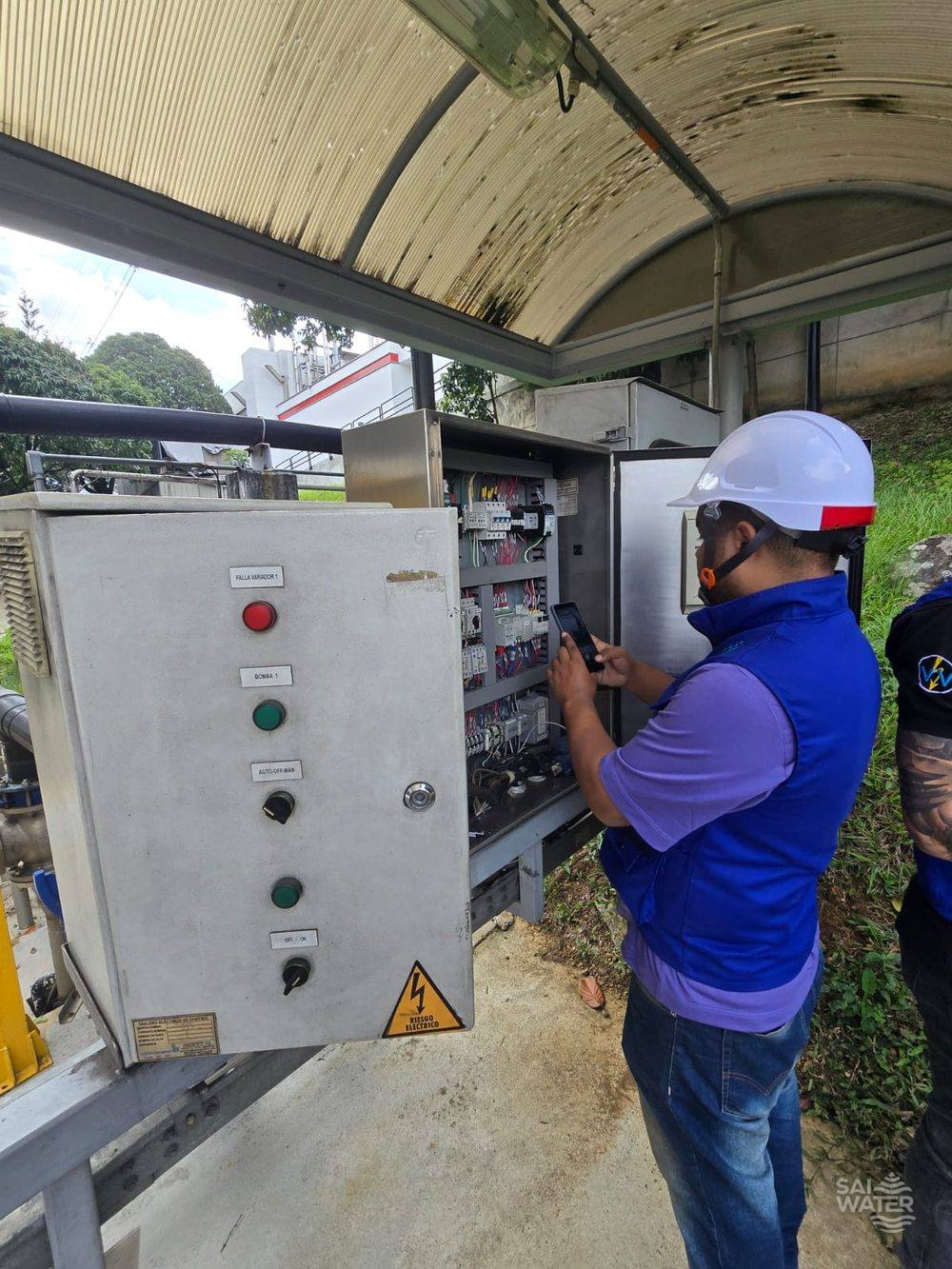 Ingeniero de SAI WATER revisando el tablero de control de una planta