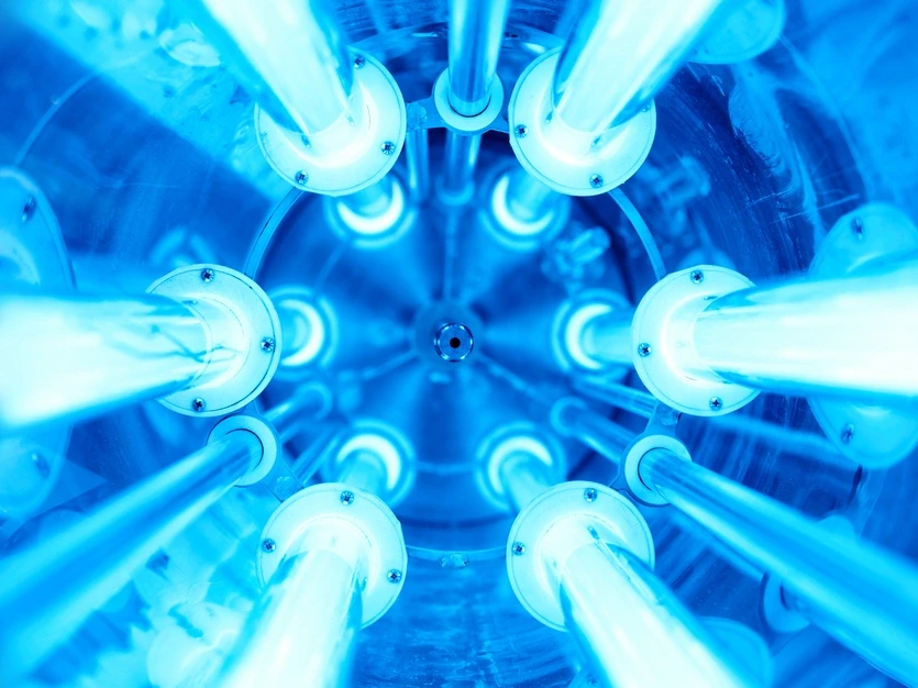 Lámparas UV encendidas dentro del reactor de un esterilizador de agua