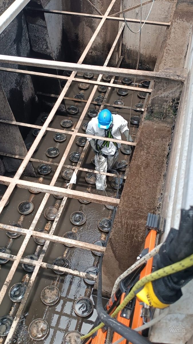 Mantenimiento difusores reactor biológico PTAR SAI WATER — trabajo en espacio confinado
