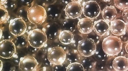 Perlas de resina de intercambio iónico en primer plano